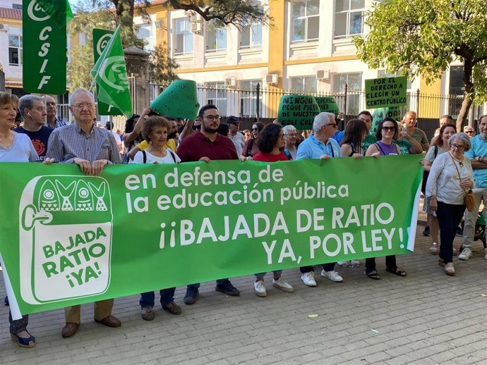 Concentración a las puertas del CEIP Colón.