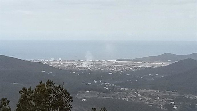 Vista de lejos del incendio.