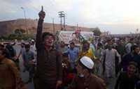 Estallan tiroteos en las inmediaciones del juzgado paquistaní donde todavía se encuentra el ex primer ministro Jan