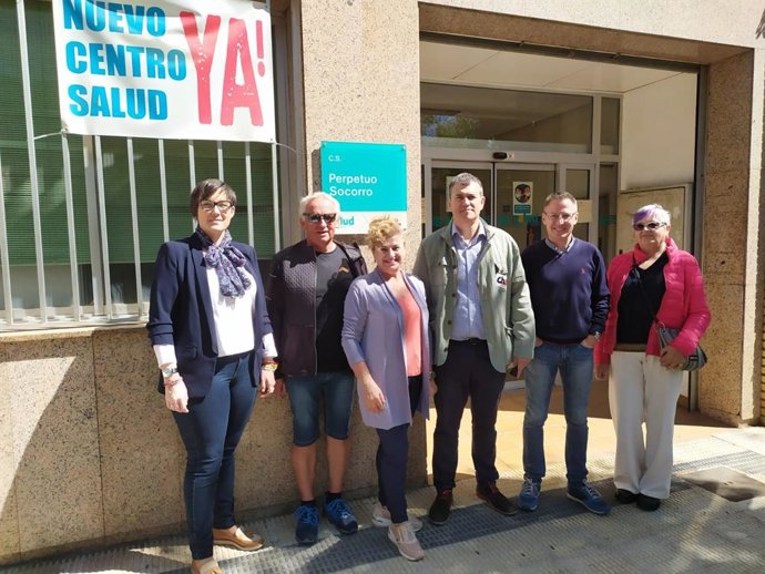 El candidato de CHA a las Cortes de Aragón por Huesca, Joaquín Palacín, con otros candidatos altoaragoneses de este partido.