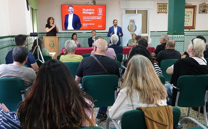 El candidato a la Alcaldía de la capital por el PSOE, Daniel Pérez, ha participado en un acto con la Sociedad Federada de Personas Sordas de Málaga