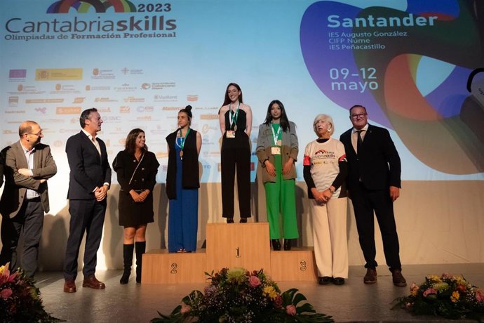 Los consejeros de Educación, Marina Lombó, de Medio Ambiente, Guillermo Blanco, y de Presidencia, Paula Fernández, presiden la entrega de premios de las olimpiadas de Formación Profesional, 'CantabriaSkills 2023'