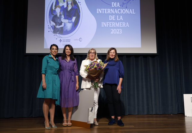 La enfermera Brígida Mora recoge el premio.