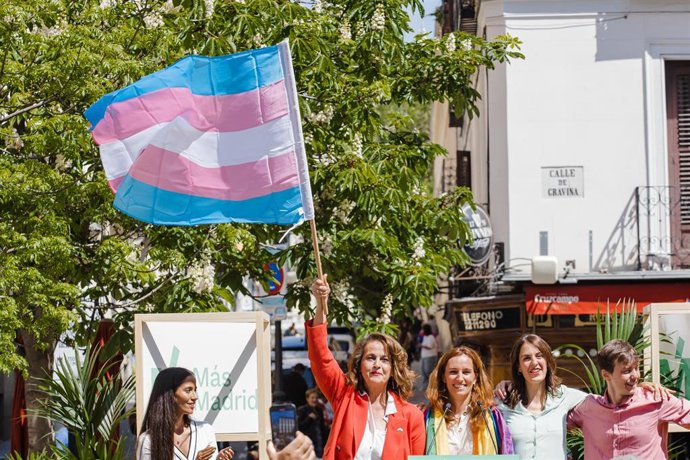 La candidata a la Asamblea de Madrid, Carla antonelli (2i) levantando una bandera Trans durante un acto de Más Madrid, junto a la candidata a la presidencia de la Comunidad de Madrid, Mónica García (3i), La candidata a la Alcaldía, Rita Maestre(2d)