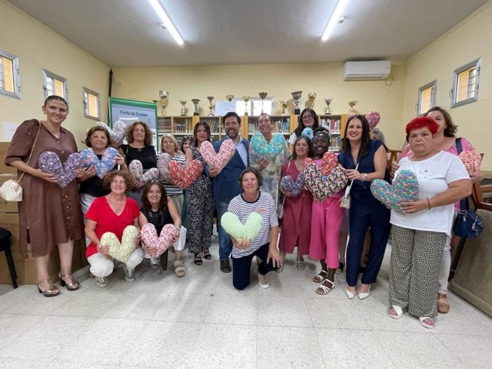 Loles López en la población de El Priorato de Lora