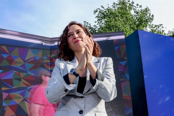 La presidenta de la Comunidad de Madrid y candidata del PP a la reelección el próximo 28M, Isabel Díaz Ayuso, participa en un encuentro con afiliados y simpatizantes populares en el Parque Colón, a 12 de mayo de 2023, en Majadahonda, Madrid (España). 