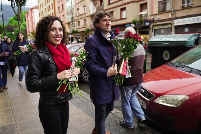 La candidata a la alcaldía de Bilbao, Nora Abete, y el secretario general del PSE-EE, Eneko Andueza, en el barrio de Rekalde de la capital vizcaína