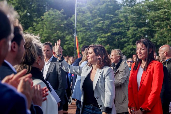 La presidenta de la Comunidad de Madrid y candidata del PP a la reelección el próximo 28M, Isabel Díaz Ayuso, participa en un encuentro con afiliados y simpatizantes populares en el Parque Colón, a 12 de mayo de 2023, en Majadahonda