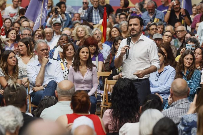 El coordinador federal de Izquierda Unida y ministro de Consumo, Alberto Garzón, interviene durante el acto de inicio de la campaña electoral en el Mercado de Abastos, a 12 de mayo de 2023, en Valencia, Comunidad Valenciana (España).