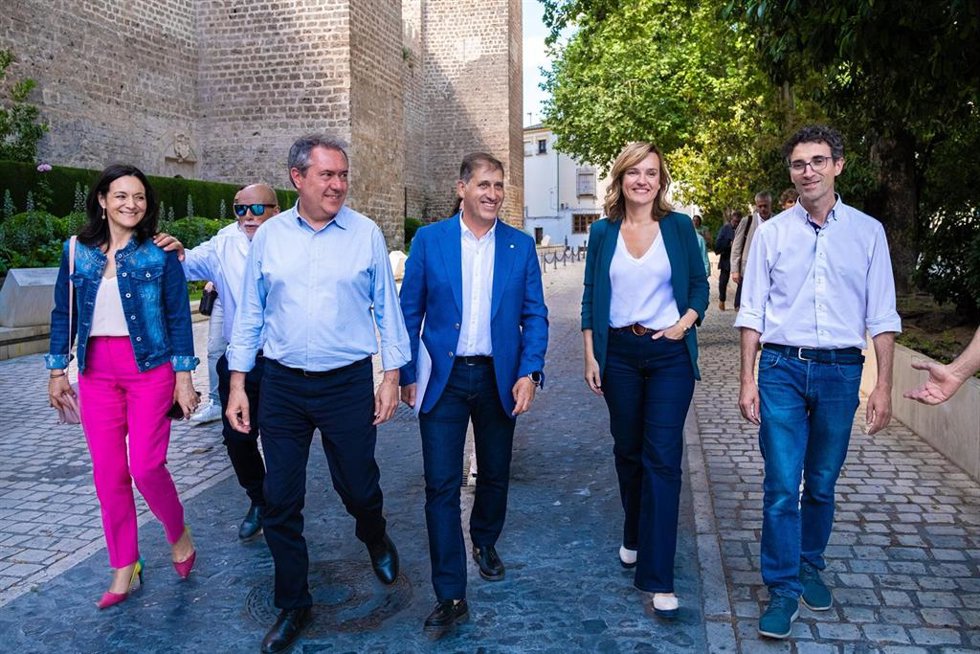 Aguilera (centro), entre Espadas y Alegría, con Crespín (izda.) y otros dirigentes socialistas.