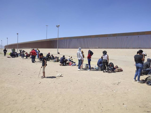 Migrantes se agrupan en territorio mexicano frente a la frontera con Estados Unidos.