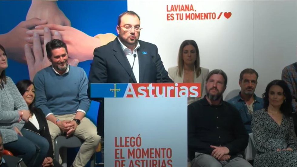 El presidente del Principado, Adrián Barbón, en un mitin en Laviana