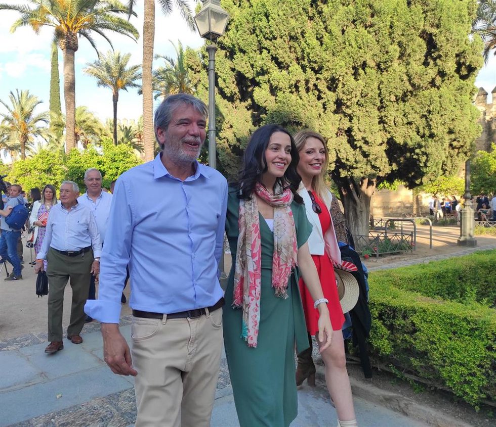 Inés Arrimadas con Jesús Lupiáñez y Fátima Entrenas.