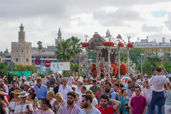 Archivo - El simpecado de la Hermandad de Sevilla por el puente de San Telmo