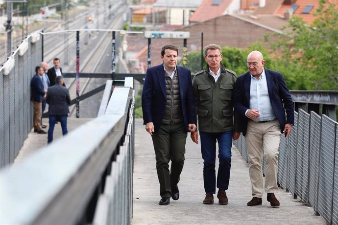 (I-D) El presidente del PP de Castilla y León, Alfonso Fernández Mañueco, el presidente del PP, Alberto Núñez Feijóo, y el candidato del PP a la alcaldía vallisoletana, Jesús Julio Carnero, a su llegada al primer mitin de campaña del Partido Popular de 