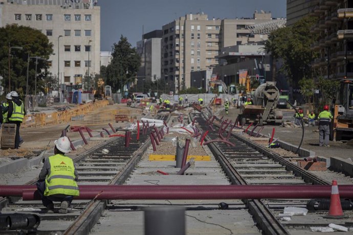 Archivo - Albañiles durante las obras de ampliación del tranvía de Sevilla