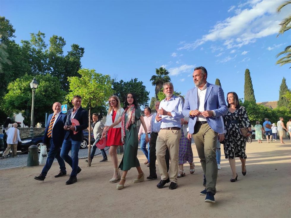 Inés Arrimadas con Andrés Reche, Jesús Lupiáñez e integrantes de la candidatura de CS en Córdoba.