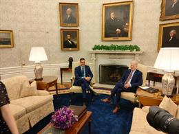 El presidente del Gobierno, Pedro Sánchez, junto al presidente de Estados Unidos , Joe Biden, en el despacho oval de la Casa Blanca.