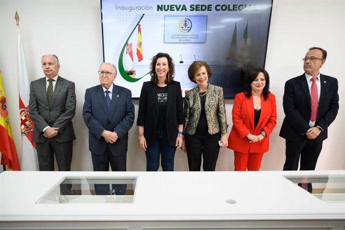 La alcaldesa de Almería destaca la labor de los graduados sociales en la inauguración de su nueva sede