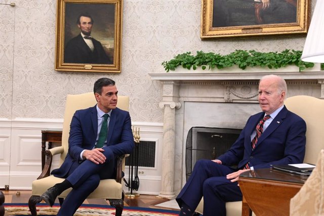 El presidente del Gobierno, Pedro Sánchez, junto a su homólogo estadounidense, Joe Biden, en un encuentro en el despacho oval de la Casa Blanca.