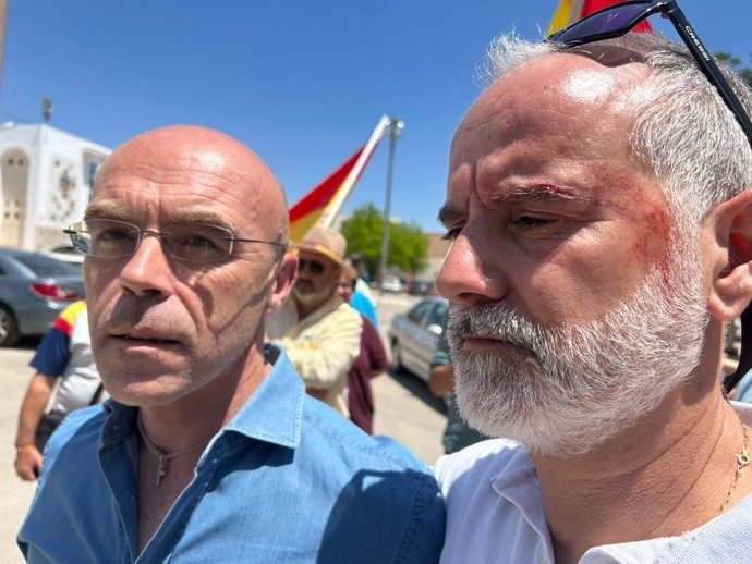 El eurodiptutado y portavoz del Comité de Acción Política de Vox, junto a un simpatizante herido en Marinaleda (Sevilla)