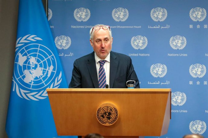 Archivo - April 3, 2023, New York City, NY, United States of America: Spokesperson for the Secretary-General, Stephane Dujarric, meets a journalist in the press room at United Nations Headquarters in New York, United States, on Monday, April 3, 2023.