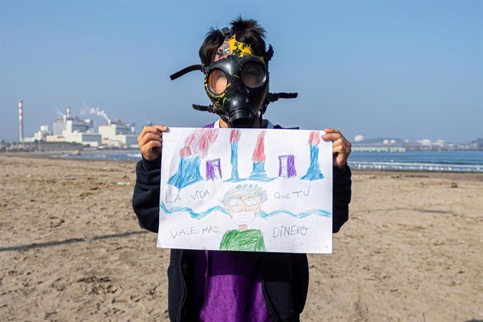 Archivo - Foto de archivo de un niño protestando contra la contaminación en Chile