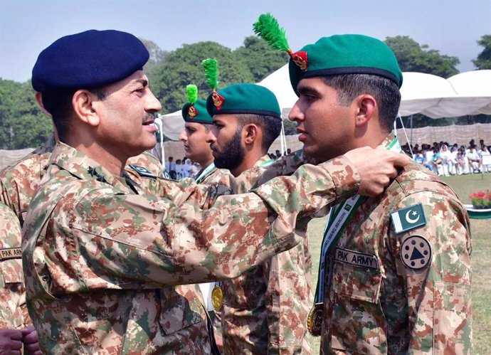 Archivo - March 11, 2023, Pakistan: PABBI, PAKISTAN, MAR 11: Chief of Army Staff (COAS), General Syed Asim Munir .presents medal to soldiers during 6th International Pakistan Army Team Spirit (PATS) .Competition held at National Counter Terrorism Centre