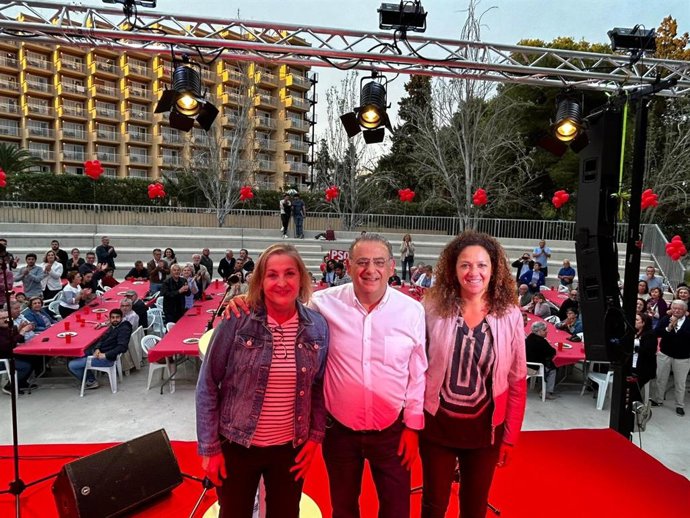 La secretaria general de la FSM, presidenta del Consell y candidata a la reelección, Catalina Cladera, acompaña al secretario general de la Agrupación Socialista de Calvi, alcalde y candidato a la reelección, Alfonso Rodríguez, en un acto en Palmanova
