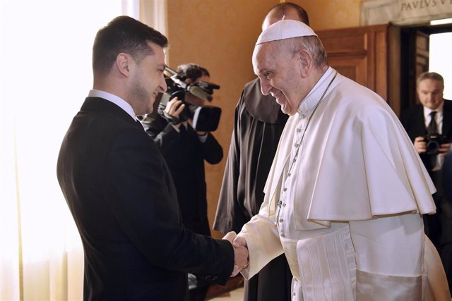 Archivo - El papa Francisco recibe al presidente de Ucrania, Volodimir Zelenski, en 2020 
