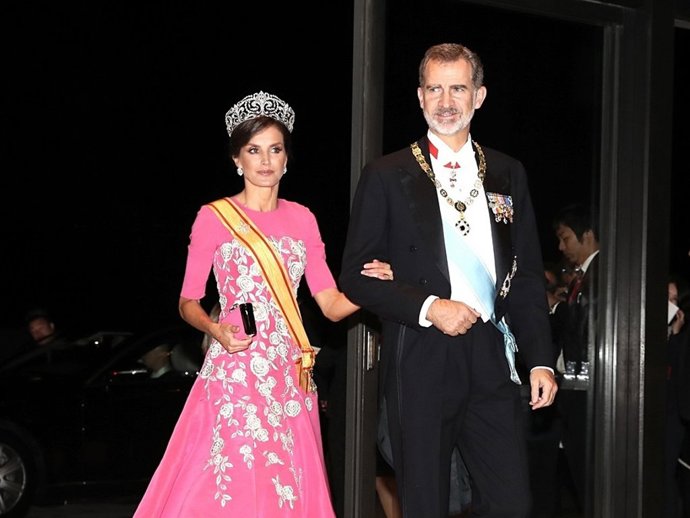 Los Reyes, Doña Letizia y Don Felipe, en la cena de gala de entronización del Emperador Naruhito