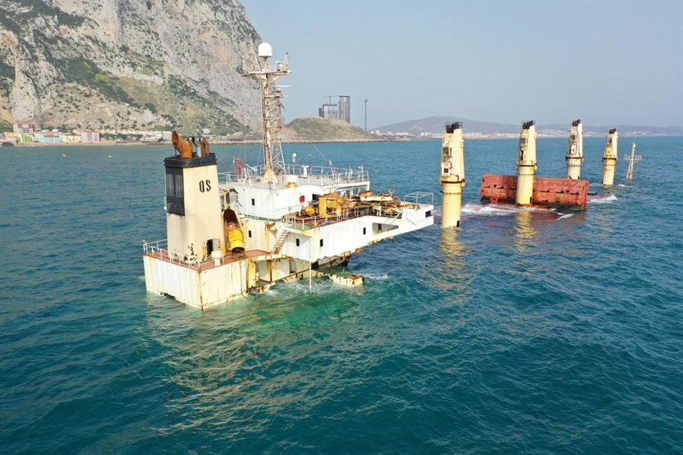 Archivo - El buque OS35, hundido desde finales de agosto de 2022 en Gibraltar frente al litoral de La Línea de la Concepción .