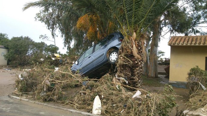Archivo - Coche dañado en las inundaciones de Pueblo Laguna, en Vera, en 2012