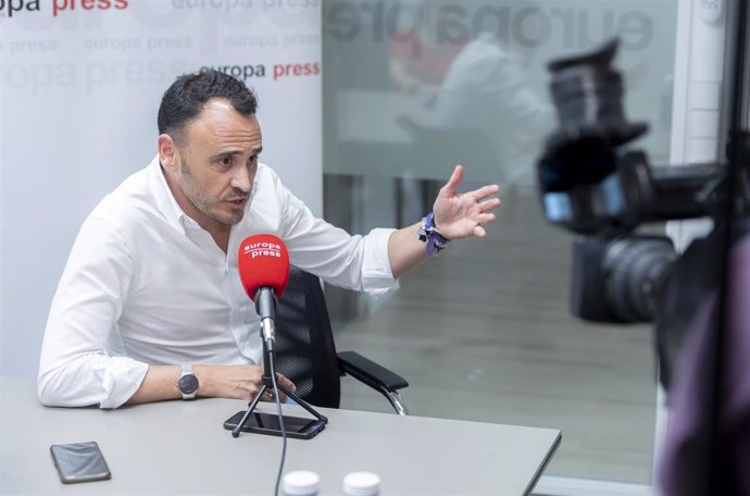 El candidato a la alcaldía de Madrid por Unidas Podemos-Izquierda Unida-Alianza Verde (UP), Roberto Sotomayor, durante una entrevista para Europa Press, a 8 de mayo de 2023, en Madrid, (España). Sotomayor, exatleta, forma parte de la Secretaría de Cultu