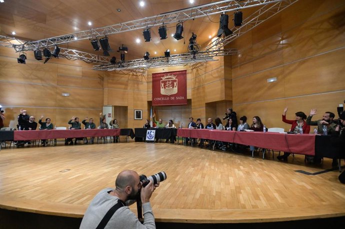Archivo - La corporación municipal del Concello de Sada en el momento de la votación en el pleno de la moción de censura, a 18 de noviembre de 2022, en Sada, A Coruña, Galicia (España). Pese a los pronunciamientos en contra de la decisión por parte del 