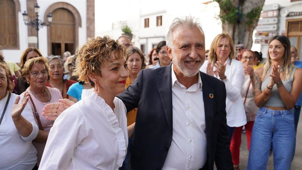 El secretario general del PSOE Canarias y candidato a la Presidencia del Gobierno autonómico, Ángel Víctor Torres, junto a la candidata a la Alcaldía de Agaete, Cande Mendoza