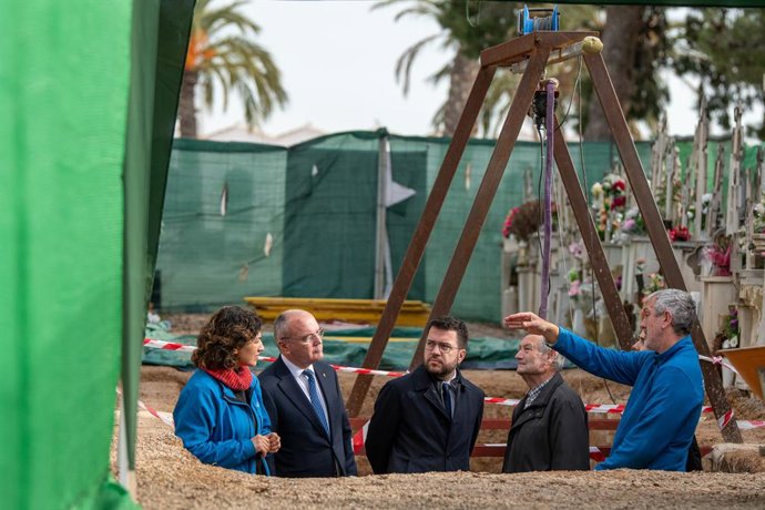 Archivo - L'alcalde de Reus (Tarragona), Carles Pellicer (CiU) (2e); el president de la Generalitat, Pere Aragons (c), i el germ del militant antifranquista Cipriano Martos (2d), durant les tasques d'exhumació de Cipriano Martos, al Cementiri