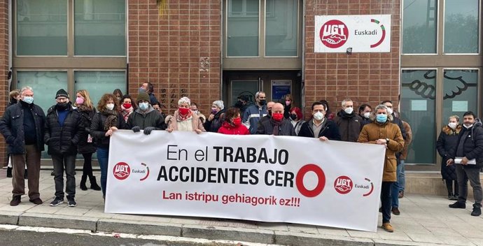 Archivo - Protesta de UGT Euskadi en Vitoria contra los accidentes laborales