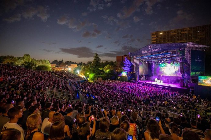 Archivo - Público en uno de los conciertos del Festival Noches del Botánico de 2022.