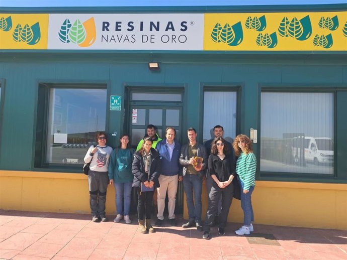 Alumnos de Ingeniería de Montes de la UCAV visitan la planta de Resinas de Navas de Oro