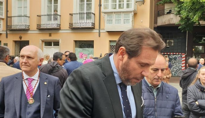 El alcalde de Valladolid, Óscar Puente, atiende a los medios antes de participar en la ofrenda floral con motivo del patrón de la ciudad, San Pedro Regalado