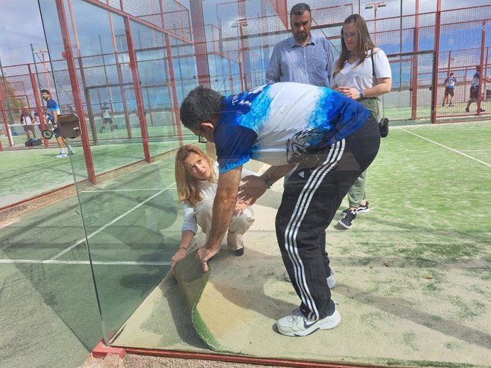La candidata de CC a la Presidencia del Cabildo de Tenerife, Rosa Dávila, comprueba el mal estado de una de las canchas de padel del Complejo Deportivo Parque Las Torres de Taco