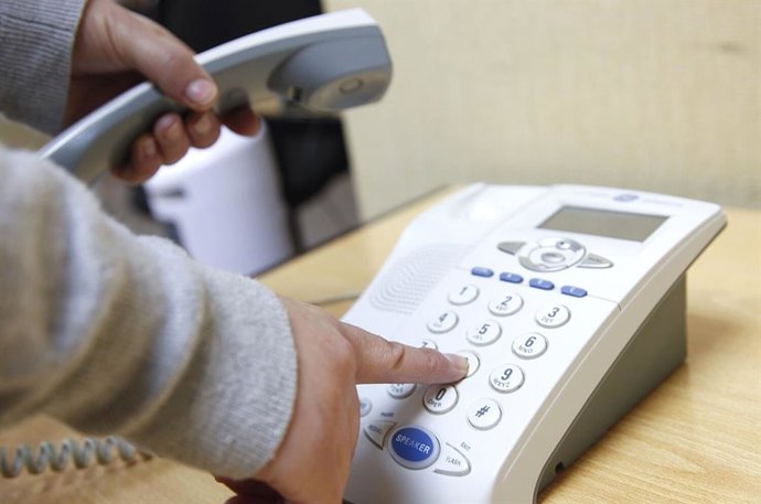 Archivo - Imagen una persona usando un teléfono.