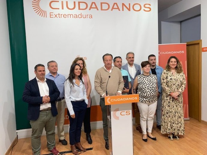 Fernando Baselga, junto al equipo de Ciudadanos que ha elaborado el programa electoral.
