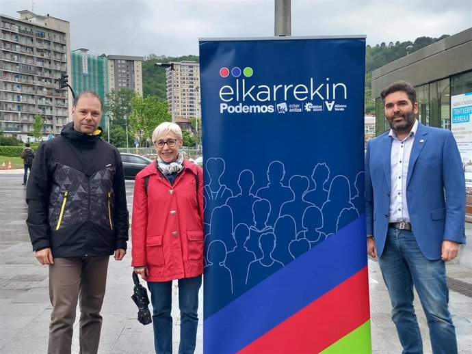 El candidato de Elkarrekin Podemos IU-Ezker Anitza Berdeak Equo Alianza Verde a la Alcaldía de San Sebastián, Víctor Lasa, junto a miembros de su equipo en un acto en el barrio de Herrera