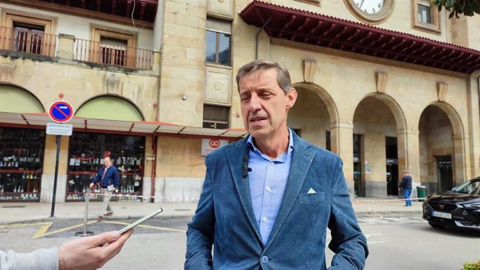 El candidato del PSOE a la Alcaldía de Oviedo, Carlos Fernández Llaneza, atiende a los medios.