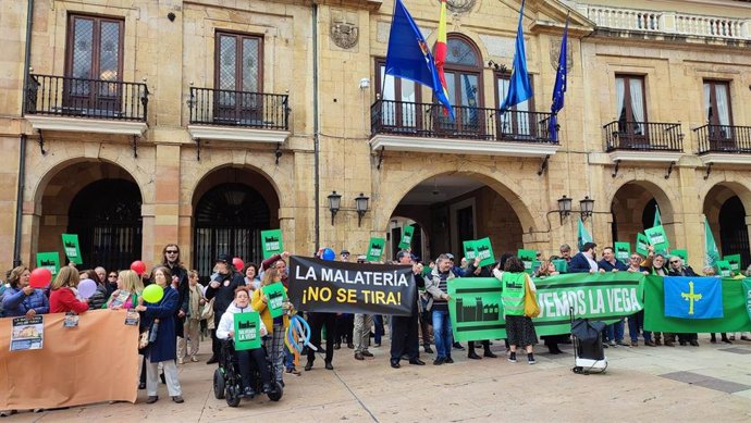 Concentración de vecinos de Oviedo contra el derribo de la Malatería y el plan para la Vega.