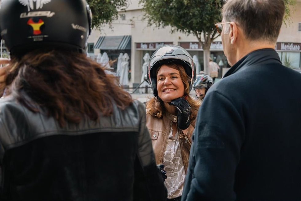 La candidata del Partido Popular a la Alcaldía de Las Palmas de Gran Canaria, Jimena Delgado, realiza un recorrido en moto por la ciudad