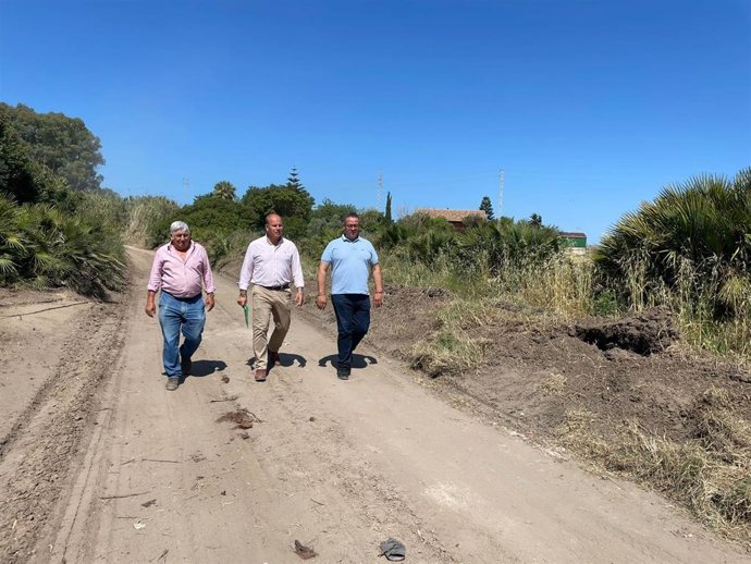El delegado territorial de Sostenibilidad, Medio Ambiente y Economía Azul de la Junta de Andalucía en Cádiz, Oscar Curtido, en la vía pecuaria del término municipal de Rota, denominada Colada de los Cebollares.