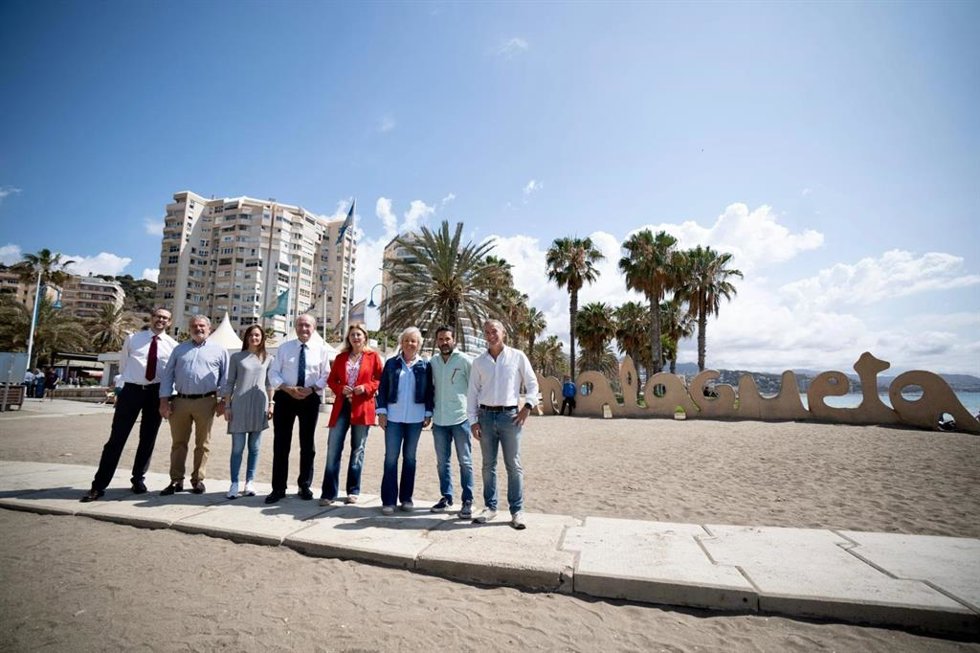 La consejera de Economía, Hacienda y Fondos Europeos, Carolina España, junto al alcalde de Málaga y candidato a la reelección, Francisco de la Torre